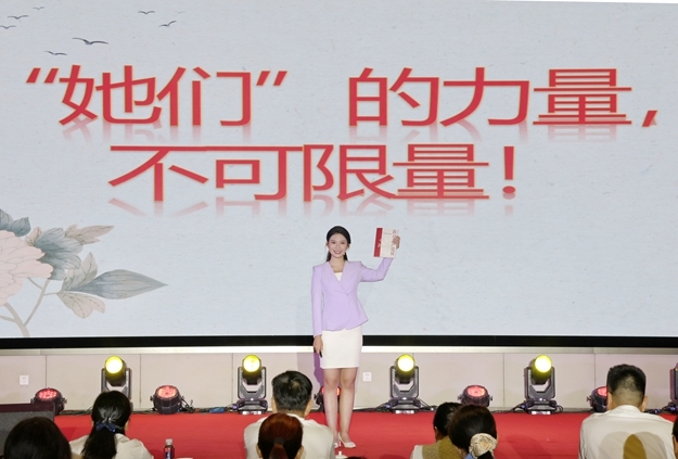 625广西交通投资集团百色高速公路运营有限公司黄月影分享书籍《我是共产党员》。.jpg
