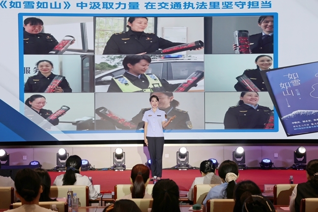 625自治区交通运输综合行政执法局第二支队十大队陆敏分享书籍《如雪如山》。.jpg