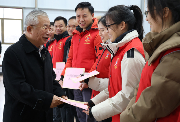 625刘可在全州公路养护中心慰问驻村工作队队员。.jpg