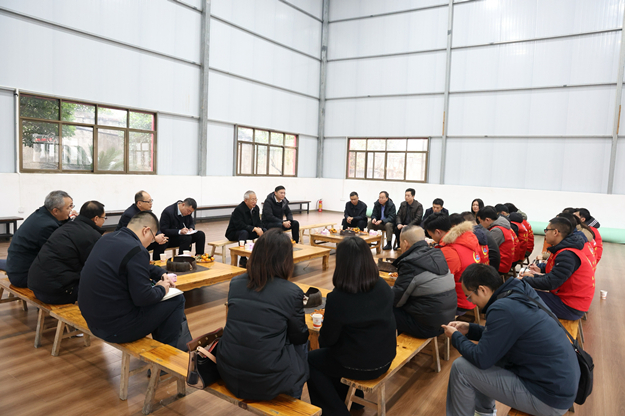 625刘可在全州公路养护中心与驻村工作队队员进行座谈。.jpg