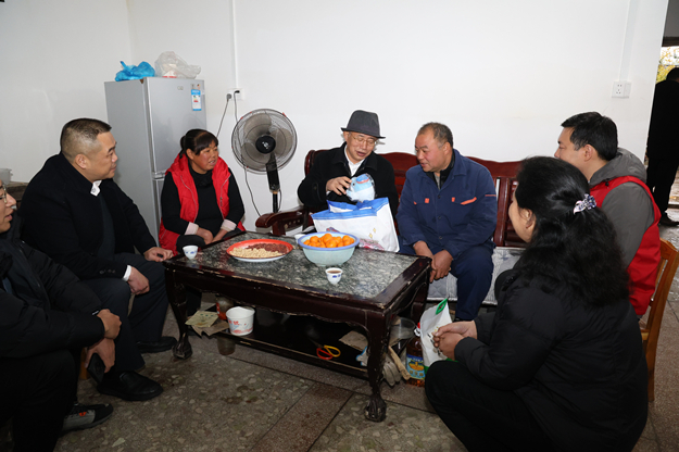 625刘可与全州县才湾镇金堂村帮扶联系户亲切交谈。.jpg