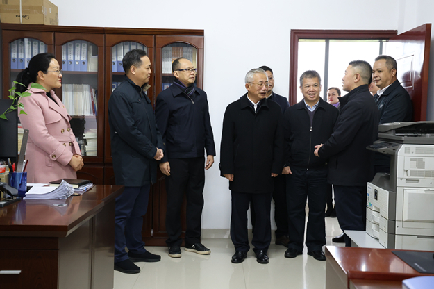 625刘可一行在自治区高速公路发展中心桂林分中心了解职工工作生活情况。.jpg