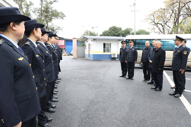 625刘可一行在自治区交通运输综合行政执法局第四支队慰问交通运输综合行政执法一线职工。.jpg